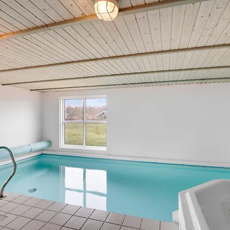Einladendes Poolhaus Mit Meerblick - Einladendes Poolhaus Mit Meerblick *