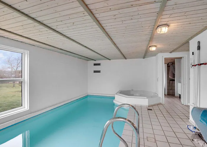 Einladendes Poolhaus Mit Meerblick - Einladendes Poolhaus Mit Meerblick *